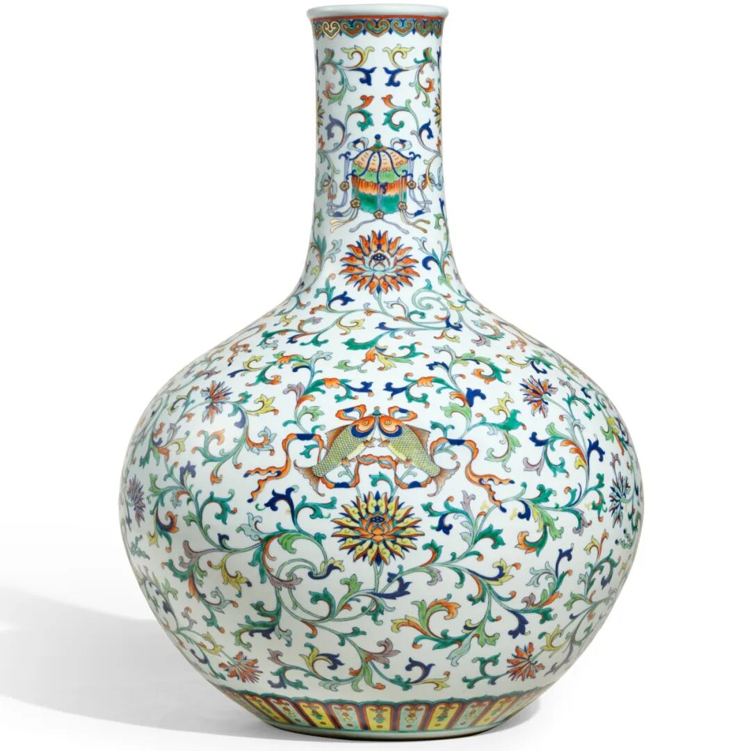 清乾隆 斗彩加粉彩描金缠枝莲八吉祥天球瓶.jpg