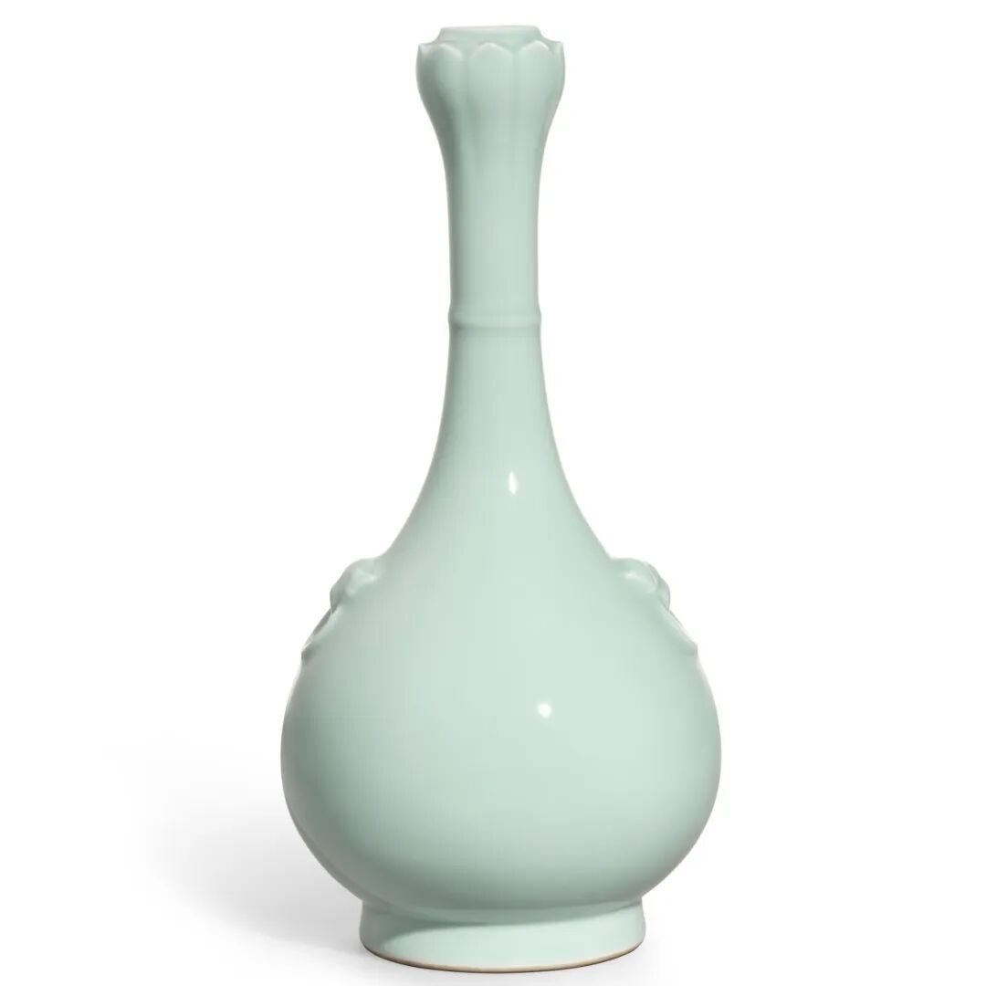 清雍正 粉青釉双铺首莲花口长颈瓶 .jpg